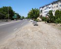 Отсутствует тротуар, нарушено дорожное полотно.