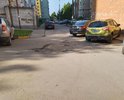Здравствуйте. В Нижнем Новгороде, а именно во дворе по улице 40 лет октября между домами 5а, 7б, 7г, 7а. Заезд в аварийном состоянии. На протяжении 5 лет ни кто не ремонтирует. Часть ям достигает глубину 10-20 см. Более подробно указано в фото.