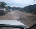 Проезд на улицу Коммунальная старое асфальтовое покрытие устарело и выкрошилось полностью. Разрушилось в связи с работами ЖКХ. Требуется отсыпка фрезератом. Ямины, выбоины, пеерпады между буграми. Нет водостока. Уклон от северной части до южной около 6 градусов.Капремонта не было.