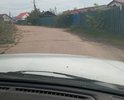 Образовался на старом асфальтовом покрытии проем глубиной до 5 см шириной на всю проезжую часть. Ширина ложбины около 4 см. Требуется водоотвод сделать или укласть трубу ниже. Водоотвод можно сделать ниже используя уклон направленный в западную часть от перекрестка и к нему и далее до дома №6 там уложена в 2023 труба новая и сделан водосборник земляной.