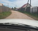 Образовалась канавка на всю ширину проезжей части. Ширина 4 см. Глубина 5 см. Требуется уложить асфальт. Неровностей нет образование ровное в связи с регулярным стоком воды выше. Необходима система водоотведения нормальная. Локальный дефект. Проходит по старому полотну асфальтированному.Можно отсыпать фрезератом.
