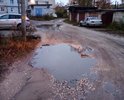 По адресу Нижегородская  область. ,г. Дзержинск, пос. Бабушкино, ул. Овощная, д.6, д.8, д.10, д.10А, ул. Вокзальная ,д.93, д.95) единственная дорога многоквартирным домам в ужасном состоянии, имеются многочисленные повреждения дорожного покрытия, размеры каждого из которых превышают допустимые нормы, установленные ГОСТ, огромные ямы, выбоины. Повреждения эти представляют серьёзную опасность для дорожного движения и нарушают права жителей на безопасность передвижения, предоставляемые Конституцией РФ.