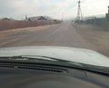 Перекресток улицы Сергея Лазо и Молодежная. Через ширину всей проезжей части проходит стык в асфальтовой дороге, который начал разрушаться. Стык шириной около 5 см, глубина местами 6 см.Необходимо заделать битумом для избежания разрушения.