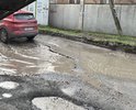 Это просто сущий ад ! Два раза приезжали дорожные службы ! Подсыпали обычной земли -через час ямы какие были такие остались ! Сегодня три машины там порвали колеса !