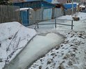 Здравствуйте. Колхозная 148, в результате неудовлетворительного содержания дороги образовалась наледь и заблокировала вход в домовладение. Калитка и гаражные ворота скованы льдом. В ледяном плену 80-ти летняя жительница Горно-Алтайска. Помогите!