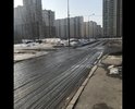 На данном участке дороги частично неравномерно снято дорожное полотно, обнажены большие ямы особенно при выезде/въезде на этот участок с Дальневосточного проспекта. Дорожные работы по устроению ям и неровностей не ведутся. Знаки обозначающие дорожные работы или неровности дорожного полотна отсутствуют. В таком состоянии дорога уже несколько месяцев. Постоянный интенсивный автомобильный трафик по данному участку, связанный с единственным заездом в зону большого жилого массива, усугубляет проблему данного участка и приводит к аварийным ситуациям.