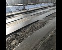 На данном участке дороги частично неравномерно снято дорожное полотно, обнажены большие ямы особенно при выезде/въезде на этот участок с Дальневосточного проспекта. Дорожные работы по устроению ям и неровностей не ведутся. Знаки обозначающие дорожные работы или неровности дорожного полотна отсутствуют. В таком состоянии дорога уже несколько месяцев. Постоянный интенсивный автомобильный трафик по данному участку, связанный с единственным заездом в зону большого жилого массива, усугубляет проблему данного участка и приводит к аварийным ситуациям.