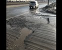 На данном участке дороги частично неравномерно снято дорожное полотно, обнажены большие ямы особенно при выезде/въезде на этот участок с Дальневосточного проспекта. Дорожные работы по устроению ям и неровностей не ведутся. Знаки обозначающие дорожные работы или неровности дорожного полотна отсутствуют. В таком состоянии дорога уже несколько месяцев. Постоянный интенсивный автомобильный трафик по данному участку, связанный с единственным заездом в зону большого жилого массива, усугубляет проблему данного участка и приводит к аварийным ситуациям.