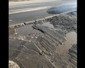На данном участке дороги частично неравномерно снято дорожное полотно, обнажены большие ямы особенно при выезде/въезде на этот участок с Дальневосточного проспекта. Дорожные работы по устроению ям и неровностей не ведутся. Знаки обозначающие дорожные работы или неровности дорожного полотна отсутствуют. В таком состоянии дорога уже несколько месяцев. Постоянный интенсивный автомобильный трафик по данному участку, связанный с единственным заездом в зону большого жилого массива, усугубляет проблему данного участка и приводит к аварийным ситуациям.