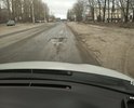 На фото видно не всё. Но в некоторых местах без выезда на встречную полосу невозможно...