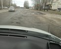 На фото видно не всё. Но в некоторых местах без выезда на встречную полосу невозможно...