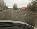 На фото видно не всё. Но в некоторых местах без выезда на встречную полосу невозможно...