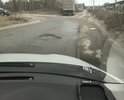 На фото видно не всё. Но в некоторых местах без выезда на встречную полосу невозможно...