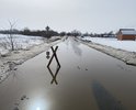 на указанном участке глубокая яма в пределах асфальтового покрытия с острыми краями! были инциденты ( автомобили при наезде на яму обрезали оба колеса по ходу движения)