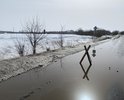 на указанном участке глубокая яма в пределах асфальтового покрытия с острыми краями! были инциденты ( автомобили при наезде на яму обрезали оба колеса по ходу движения)