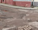 Я живу на ул. Нагорная дом 3 корп.2, чтобы подъехать к нашему дому, мы поворачиваем с Нагорной между домом №1 (в нем магазин Пятеречка) и домом №3, на этом промежутке, протяженностью 70 метров до наших ворот имеются 3 глубокие ямы, они сейчас заложены кирпичами (жители положили) но переезжать их очень сложно, особенно на примыкании к ул.Нагорная. Я обращалась по ремонту этих ям в Мэрию, Горзеленхоз, Красноперекопскую администрацию, но никакой реакции не последовало. Помогите пожалуйста нам с этой проблемой. Спасибо