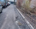 Разбита дорога вдоль дома по адресу Московское шоссе 10.