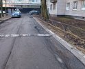 Разбита дорога вдоль дома по адресу Московское шоссе 10.