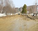 Дорожное покрытие просто отсутствует. Грязища, глина. Невозможно проехать людям. Опасно. 250 семей месят глину, дышат пылью и калечат машины в 8 км от Новосибирска
