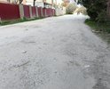 По пер. Осенний от ул. Спортивной до ул. Лозовой - нет дорожного покрытия и тротуара.