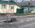 В Бежецке, напротив дома 21 по Остречинскому переулку образовался провал дороги, яма зияет в течении месяца. Там проходит выезд на грузовую дорогу, постоянно едут большегрузы. Яма мешает  проезду и создает аварийную ситуацию
