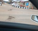 Дорожное полотно разрушается на протяжении всего перекрестка. Необходим ремонт.