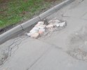 Многочисленные ямы во дворе вдоль дома по адресу ул. Краснопутиловкая дом 72. Автомобилям и мусоровозу сложно проезжать. Местные жители уже сами закладывают кирпичи в ямы!! Просим принять меры по устранению ям.