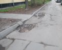 Многочисленные ямы во дворе вдоль дома по адресу ул. Краснопутиловкая дом 72. Автомобилям и мусоровозу сложно проезжать. Местные жители уже сами закладывают кирпичи в ямы!! Просим принять меры по устранению ям.
