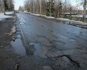 Республика Коми, г.Ухта, микрорайон Ветлосян, автодорога Озёрный – Ветлосян (улица Ветлосяновская, улица Кирпичная).
Дорога является единственной и связывает отдалённый микрорайон с городом. По ней едут в школы  и детские сады дети, их родители на работу, пенсионеры в поликлинику  и социальные учреждения. Видно на схеме.
На дорожном покрытии  три года назад образовалась колейность не соответствующая ГОСТу, что создает опасность при вождении  автомобиля и может привести к аварии, особенно в зимнее время (с октября по май). 
Помимо колейности, дорожное полотно сплошь разбито в огромные глубокие с острыми краями ямы (фото во вложении). Объехать эти препятствия нет никакой возможности, т.к. покрытие разбито в обоих направлениях.  Ямы не соответствуют ГОСТ Р 50597-93 "Автомобильные дороги и улицы. Требования к эксплуатационному состоянию, допустимому по условиям обеспечения безопасности дорожного движения": их длина более 15 см, ширина более 60 см, глубина более 5 см. Необходимо провести инспекцию указанной автодороги и выполнить ремонт.