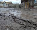 Грунтовая дорога, по которой невозможно передвигаться ни пешком ни на машине. Щебнем не отсыпается. Жизнь жителей парализована, даже скорая помощь не может поехать на вызов.