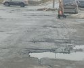 Дорога во дворе дома по адресу г. Челябинск ул. Елькина д.110 в отвратительном состоянии. Управляющая компания и администрация не хотят ремонтировать дорогу уже несколько лет.