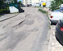На всей территории дороги , отсутствует нормальное асфальтовое покрытие.