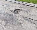 На всей территории дороги , отсутствует нормальное асфальтовое покрытие.