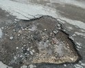 Дорога в ужаснейшем состоянии ,большие глубокие ямы более 10см глубиной, сколько лет прошло уже а никто не ремонтирует ...