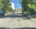 Ужасное состояние дороги, по которой ежедневно проезжает большой поток машин, поскольку дорога соединяет между собой два микрорайона Юбилейный-Солнечный, а также обеспечивает выезд к перинатальному центру из п. Юбилейный. Указанная дорога помогает в час пик разгрузить ул. Усть-Курдюмскую, но ввиду плохого качества дорожного покрытия, огромных ям, многие вынуждены добираться до пункта назначения по более длинному пути и более загруженной дороге.
