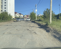Ужасное состояние дороги, по которой ежедневно проезжает большой поток машин, поскольку дорога соединяет между собой два микрорайона Юбилейный-Солнечный, а также обеспечивает выезд к перинатальному центру из п. Юбилейный. Указанная дорога помогает в час пик разгрузить ул. Усть-Курдюмскую, но ввиду плохого качества дорожного покрытия, огромных ям, многие вынуждены добираться до пункта назначения по более длинному пути и более загруженной дороге.