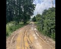 Недавно был «ремонт» дороги, во время которого насыпали глины и крупных камней размером с волейбольные мячи, всё выглядело относительно ровно, до первого дождя. Дорога стала мягкая, машины проваливаются, буксуют, застревают. Ходить пешком стало невозможно, ноги так же проваливаются под весом человека на 10-20 см. Дороги как таковой нет.