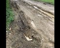 Недавно был «ремонт» дороги, во время которого насыпали глины и крупных камней размером с волейбольные мячи, всё выглядело относительно ровно, до первого дождя. Дорога стала мягкая, машины проваливаются, буксуют, застревают. Ходить пешком стало невозможно, ноги так же проваливаются под весом человека на 10-20 см. Дороги как таковой нет.
