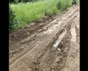 Недавно был «ремонт» дороги, во время которого насыпали глины и крупных камней размером с волейбольные мячи, всё выглядело относительно ровно, до первого дождя. Дорога стала мягкая, машины проваливаются, буксуют, застревают. Ходить пешком стало невозможно, ноги так же проваливаются под весом человека на 10-20 см. Дороги как таковой нет.