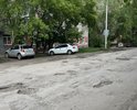 Ул. Кучерявенко на всем её протяжении имеет дефекты асфальтного покрытия превышающих 15 см в длину и 5 см в глубину. Автомобильная дорога требует капитального ремонта.