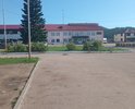 Выпирает на проезжую часть дуга канализационного колодца на примерно 5 см. Находится на проезде к магазину Сибирячка. Требуется немного увеличить высоту асфальта для избежания аварийных случаев.