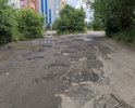 Дорога на проспекте Первомайский в г.Кургане в ужасном состоянии. Ямы невозможно объехать. Это единственная дорога со стороны проспекта Голикова к домам в 6 микрорайоне: 19,17,13,14,16. Так, глубина выбоины на участке дороги составляет от 10 см, а ширина – от 30 см и более, таких ям в на протяжении 3 метров насчитывается до 10, а в целом на протяжении 100 метров дороги их около 15 штук, а так же множество ям поменьше. Данные показатели являются недопустимыми в соответствии с требованиями государственных стандартов.  
На основании вышесказанного, прошу принять меры по факту моего обращения и провести проверку.