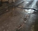 Глубокие ямы на участке въезда под арку под зданием Казанская 5.