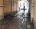 Глубокие ямы на участке въезда под арку под зданием Казанская 5.