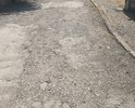Добрый день. Хотел обратиться к вам. В городе Феодосия практически невозможно проехать к дому, по следующему адресу: г. Феодосия, ул. Челнокова, дом 78. В виду отсутствия какого-либо дорожного покрытия. Несколько лет назад, дорогу там укладывали. Но конкретно до 78 дома, она не дошла. Уже к повороту можно наблюдать неприятную картину. Для того чтобы вы могли объективно оценить ситуацию, прилагаю ещё фото изображение.
Место для пешехода абсолютно отсутствует, гражданам приходится идти вдоль дороги.
На мой субъективный взгляд, местная парковка находится слишком близко в детской площадке, что может повлечь за собой неблагоприятные последствия для здоровья детей.