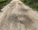 Дорога не ремонтировалась более 10лет, имеет повреждения, ограничивающие скорость транспортного потока в пределах допустимой нормы. В весенний, летний и осенний периоды ямы заполняются водой, создавая невозможность прохода пешеходов и проезда по дороге. Качество дороги не соответствует ГОСТам.
