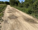 Дорога не ремонтировалась более 10лет, имеет повреждения, ограничивающие скорость транспортного потока в пределах допустимой нормы. В весенний, летний и осенний периоды ямы заполняются водой, создавая невозможность прохода пешеходов и проезда по дороге. Качество дороги не соответствует ГОСТам.