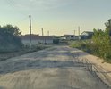 Убитая центральная дорога в поселке Принцевка, также нет освещения и тротуаров.