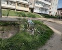 Во дворе дома пл улице школьная дом 1 вдоль подъездов дорога полностью разрушена. Скорая садиться на мосты при подъезде.