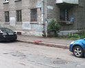 Здравствуйте.
Дорожное покрытие вокруг Новосибирского сквера требует ремонта. На приложенных к заявлению фото видны нарушения целостности асфальта, опасные для водителей. Размеры ям превышают допустимые значения длины и глубины.
Следствием плохого состояния асфальта является нарушение общественного порядка, а именно — шум после 23:00. По улице проезжают грузовые автомобили, их дребезжание на выбоинах создаёт помеху отдыху.
Так же сообщаю об опасной для пешеходов яме во дворе дома 18/5 по Новосибирской улице напротив подъезда №5. Яма превышает допустимые значения длины и глубины.
Прошу проверить факты, изложенные в обращении, и принять меры по устранению описанных дефектов.
